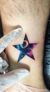tatuaż z motywem gwiazdy kolorowej