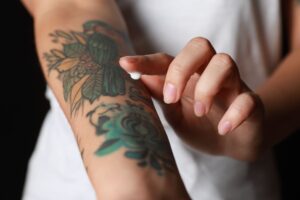 pielęgnacja tatuażu podczas wakacji i opalania