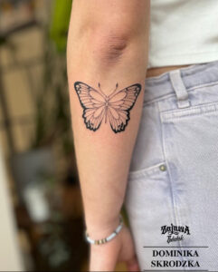 najpiękniejsze tatuaże damskie 2024 - motyl 