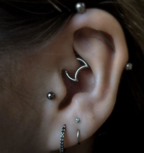 Piercing uszu – popularne rodzaje przekłuć 6 - 6 piercing Daith – przekłucie wewnętrznej, głębokiej części ucha