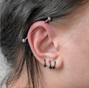 Piercing uszu – popularne rodzaje przekłuć 8 - 8 Industrial – dwa przekłucia połączone sztangą