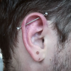 piercing Industrial – dwa przekłucia połączone sztangą
