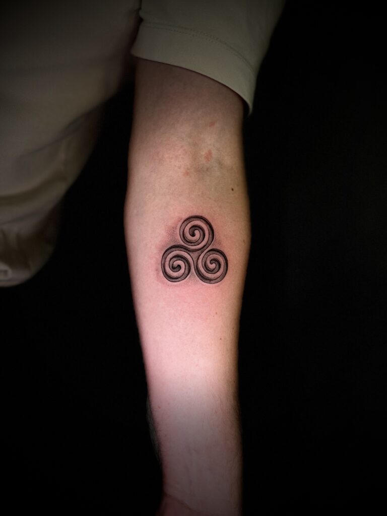 Tatuaż kolorowy – jak wybrać styl, pigmenty i gdzie go zrobić w Gdańsku 2 - 2 Tatuaż – Zajawa Tattoo Gdańsk